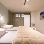 Сasa de vacaciones Spacious 7-bed House In *