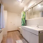 Сasa de vacaciones Spacious 7-bed House In *