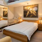 Сasa de vacaciones Spacious 7-bed House In *