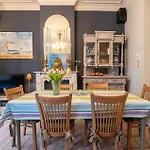 Spacious 7-bed House In Сasa de vacaciones *