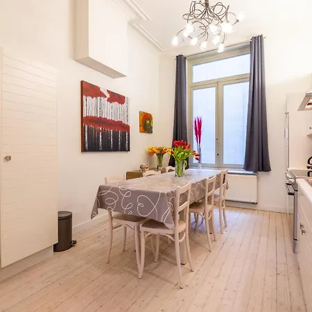 Spacious 7-bed House In Vakantiehuis Oostende