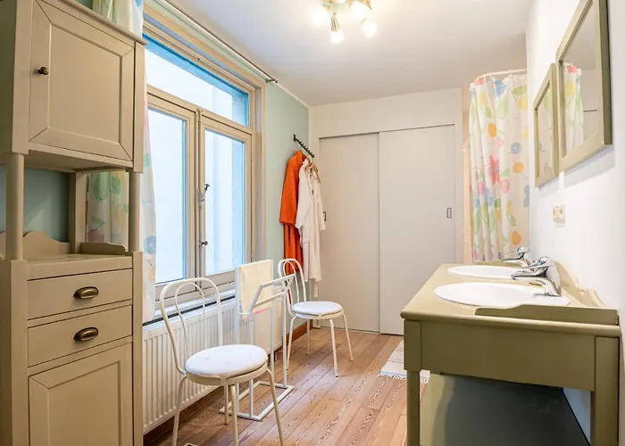 Vakantiehuis Spacious 7-bed House In Oostende