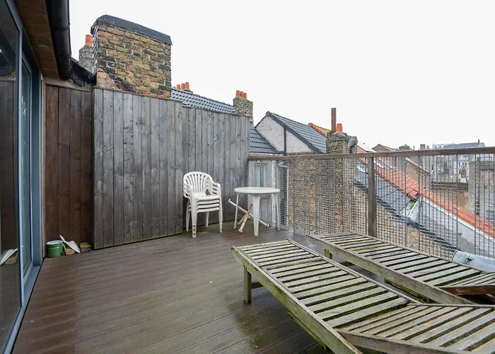 Spacious 7-bed House In Vakantiehuis